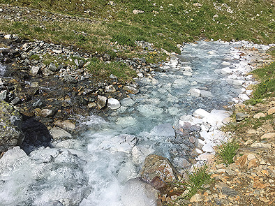 Die Geochemie des schneeweißen Gebirgsbachs