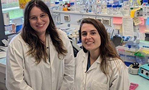 <p><em>Sarah Monard (S.M) & Wendy Le Mouellic (W.L.M) in their research laboratory at the Institute of Pharmacology and Structural Biology (Toulouse, France).</em></p>